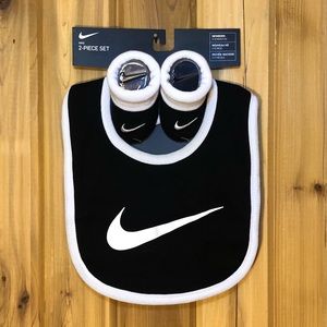 Nike 2-Piece Bib & Baby Booties Infant Set, 0-6 Months, NWT!